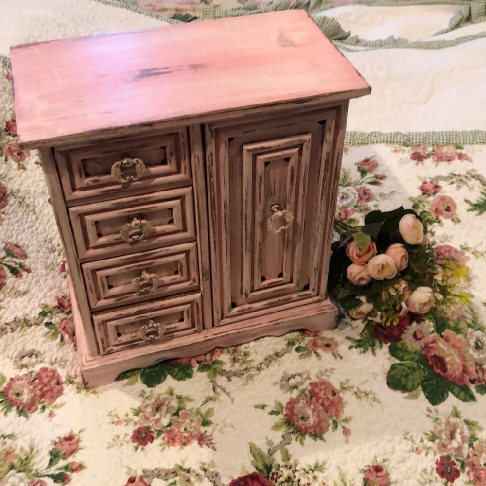 Shabby chic Musical playing jewelry box